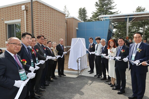 충주고는 지난 18일, 교내에 시청각실 ‘반기문홀’개관식을 개최했다.