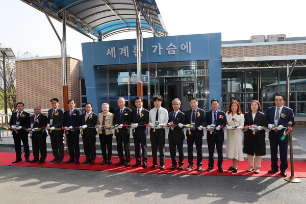 충주고는 지난 18일, 교내에 시청각실 ‘반기문홀’개관식을 개최했다.