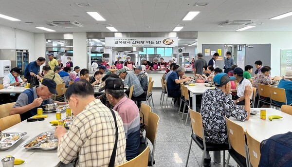 충주지역 대표 식품기업 영신내추럴이 말복을 맞아 지역 어르신들의 건강한 여름나기 지원으로 13일 충주종합사회복지관 어르신 400여명에게 건강 보양식을 제공했다.