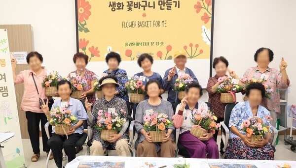 충주시노인복지관이 노인 맞춤돌봄 서비스를 이용하는 어르신을 대상으로 사회참여 프로그램을 진행, 어르신들에게 도움을 주고 있다. 