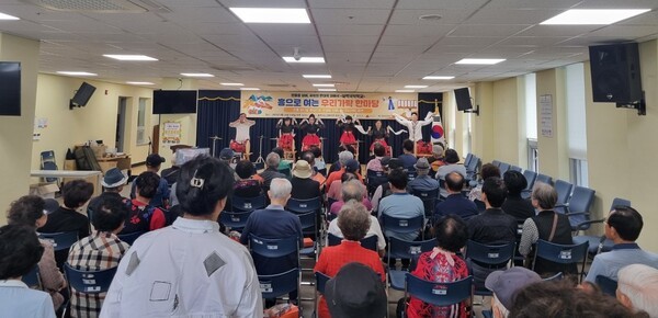 충주시노인복지관이 24일 지역 어르신 60명을 대상으로 시노인복지관에서 국악공연 ‘흥으로 여는 우리가락 한마당’을 개최해 어르신들에게 즐거움을 안겨줬다.
