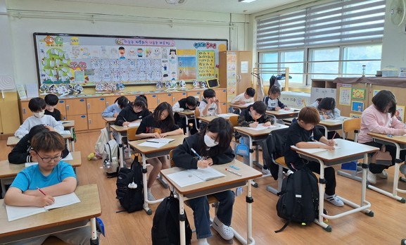 경기 안산 정재초등학교 학생들이 '사랑의 일기'를 쓰고 있는 장면. 인추협 제공