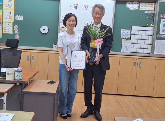 고진광 이사장 (우측ㅇ)이 정재초등학교를 직접 방문해 이양희 선생님께 참스승패 와 꽃다발 을 전했다. 인추협 제공