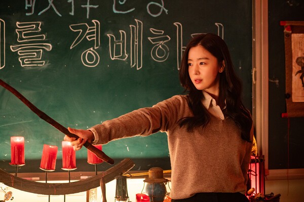 웃음 뒤에 숨은 시대의 그림자... '교생실습' 호러블리의 질주 - 뉴스 썸네일 이미지