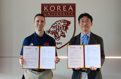    (왼쪽부터) UT San Antonio 운동학과 학과장 Sandor Dorgo, 고려대학      교 세종캠퍼스 국제스포츠학부 학부장 김상호