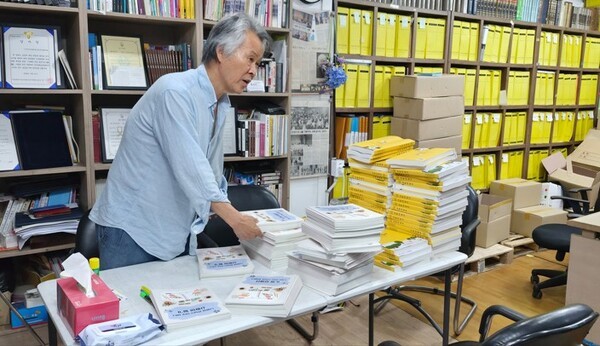 인추협 고진광 이사장이  전국 시범학교에 사랑의일기장 및 부모역할 규범 모음집을 보급하고 있는 모습.