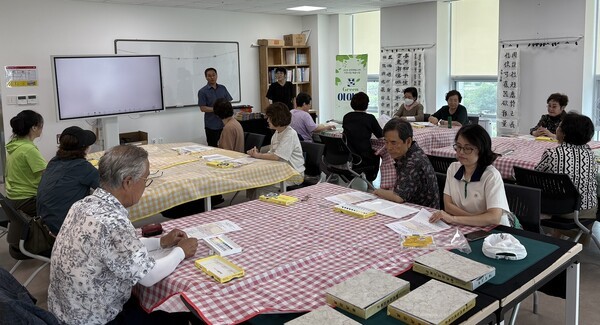 충주시노인복지관이 어르신들을 대상으로 자연 속에서 예술적 감성을 발견하고 표현하는 미술 프로그램인 ‘풀 Green 이야기’를 운영, 호응을 얻고 있다.