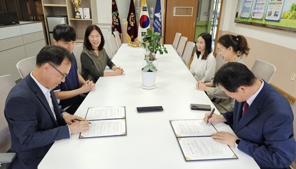 인추협 손성남 경북지부장은 성주초등학교 안근모 교장과 사랑의일기운동 활성화 업무협약했다. 인추협 제공