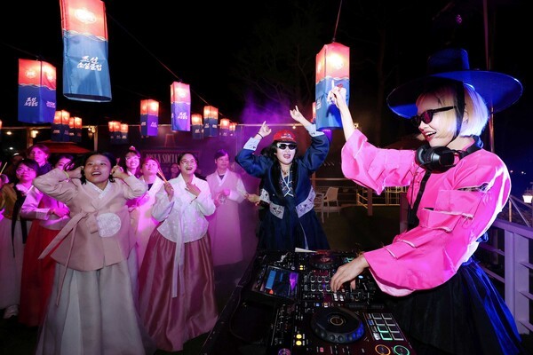 갓 쓰고 한복 입고 국악 EDM에 '들썩'...충주 K-풍류에 외국인 홀렸다 - 뉴스 썸네일 이미지