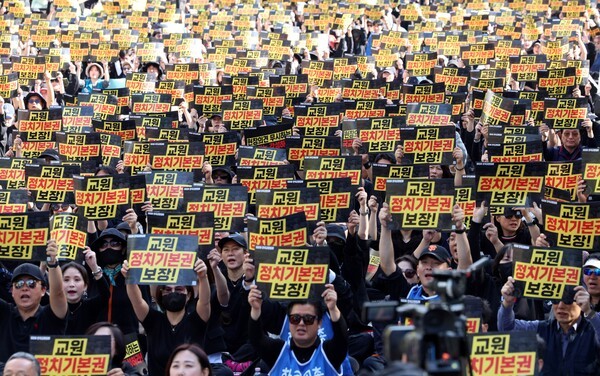 맞고도 수사받는 교사, 누가 교실을 지킬 것인가 - 뉴스 썸네일 이미지